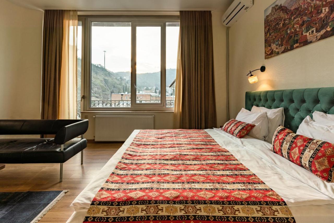 Flower Hotel