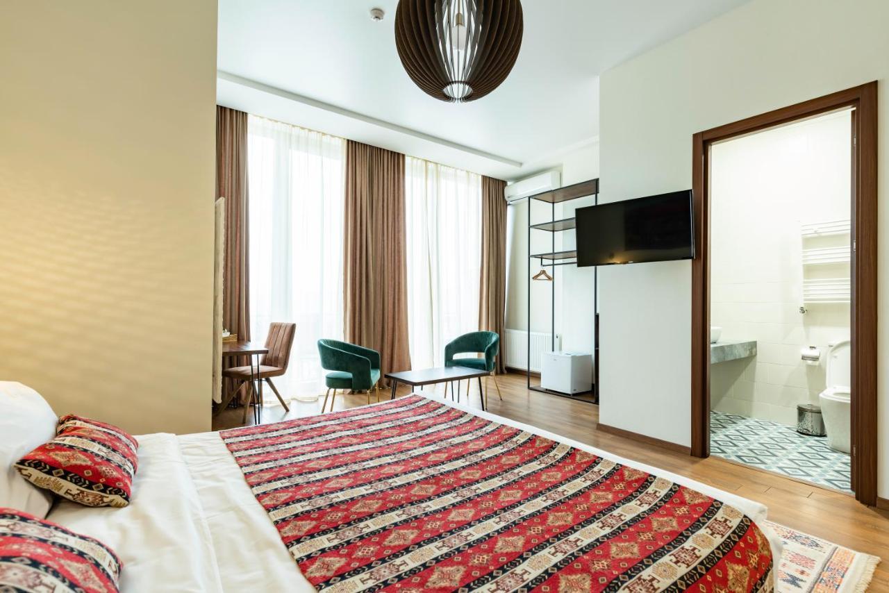 Flower Hotel